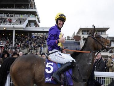 Lord Windermere narrowly prevailed in the Gold Cup